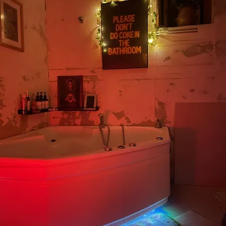 Hostal The Ozorian & Glamping