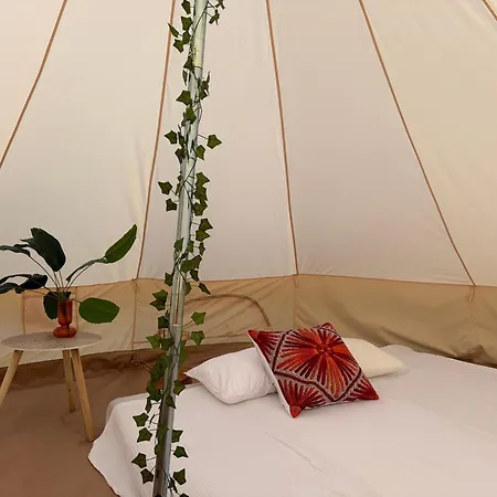 Hostal The Ozorian & Glamping *